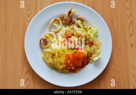 Mescolare il riso fritto a base di noodle piatti a base di frutti di mare e il cavolo condimento di salsa al peperoncino sul piatto Foto Stock