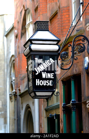 London, England Regno Unito. Giamaica Casa del vino ( "l'Jampot' ) - St Michael's Alley, Cornhill originariamente il coffee house di Londra, visitato da Samuel Pepys Foto Stock