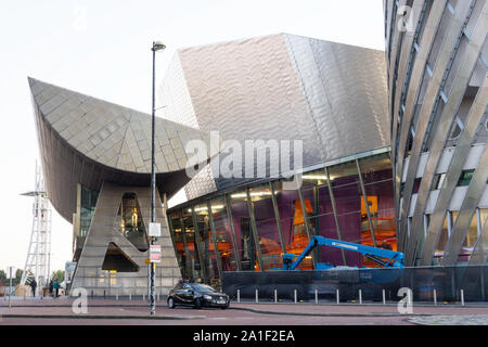 Il Lowry Theatre complessa al crepuscolo, Salford Quays, Salford, Greater Manchester, Inghilterra, Regno Unito Foto Stock