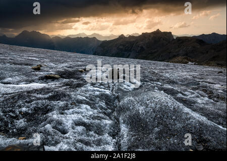 Glaciertongue di Blümlisalpgletscher a Blüemlisalphütte SAC in drammatico pomeriggio luce Foto Stock