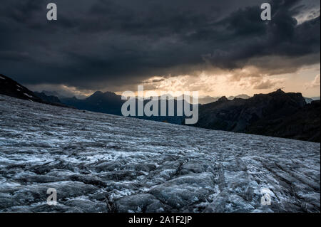 Glaciertongue di Blümlisalpgletscher a Blüemlisalphütte SAC in drammatico pomeriggio luce Foto Stock