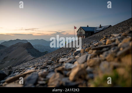 Blüemlisalphütte SAC al tramonto in estate Foto Stock