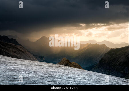 Glaciertongue di Blümlisalpgletscher a Blüemlisalphütte SAC in drammatico pomeriggio luce Foto Stock