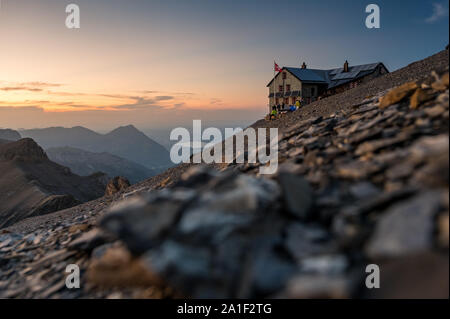 Blüemlisalphütte SAC al tramonto in estate Foto Stock