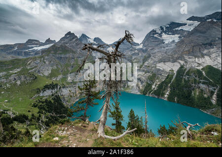 Vista del lago turchese Oeschinensee dall'alto nelle Alpi Svizzere Foto Stock