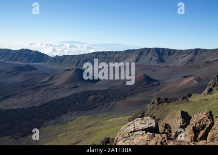 Vulcano Haleakala crater in una giornata di sole con un mare wileknian nell'immagine di sfondo. Fotografato sull'Haleakala a Maui Hawaii Foto Stock