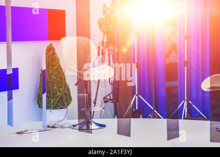 TV NEWS studio con fotocamera e le luci. Foto Stock