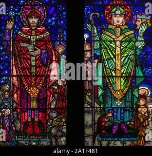 Guglielmo di York e San Cutberto, raffigurato in jewel-come i colori da Harry Clarke Studios, 1931, San Cuthbert, Old Elvet, Co. Durham. Regno Unito Foto Stock