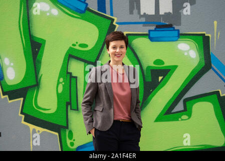 Berlino, Germania. 26 Sep, 2019. Integrazione di Berlino il commissario Katarina Niewiedzial è in piedi di fronte a un murale nel centro servizi IT a Berlino. Lì, figure sono stati presentati secondo la quale più e più nuovi partecipanti con un background di migrazione nel settore pubblico stanno iniziando la loro carriera in Berlino. Credito: Paolo Zinken/dpa/Alamy Live News Foto Stock