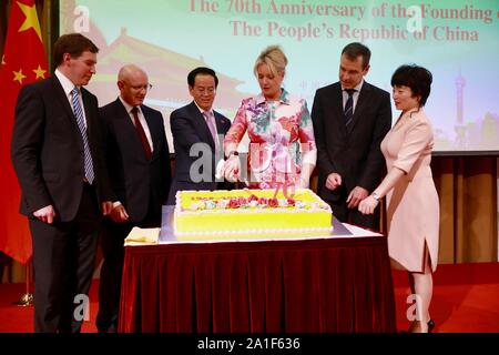 (190926) -- CANBERRA, Sett. 26, 2019 (Xinhua) -- Ambasciatore cinese in Australia Cheng Jingye (3 L), l'Australia il Ministro dell Agricoltura Bridget McKenzie (terza R) e gli ospiti tagliare una fetta di torta ad un ricevimento per celebrare il settantesimo anniversario della fondazione della Repubblica popolare cinese a Canberra, Australia, Sett. 23, 2019. La reception era detenuto dall'ambasciata cinese in Australia per festeggiare il settantesimo anniversario della fondazione della Repubblica popolare cinese. (Xinhua/Chu Chen) Foto Stock