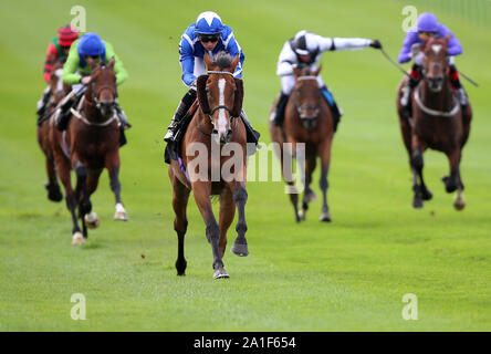 Trattenere (centro) cavalcato da Jason Watson vince il Jockey Club Rose Bowl picchetti durante il giorno uno del Cambridgeshire incontro a Newmarket Racecourse. Foto Stock