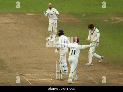 Somerset's Jack Leach festeggia con i compagni di squadra dopo il licenziamento di Essex's Aron Nijjar durante la Specsavers County Championship, Divisione uno corrisponde alla Cooper Associates County Ground, Taunton. Foto Stock