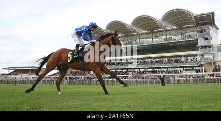 Trattenere cavalcato da Jason Watson vince il Jockey Club Rose Bowl picchetti durante il giorno uno del Cambridgeshire incontro a Newmarket Racecourse. Foto Stock