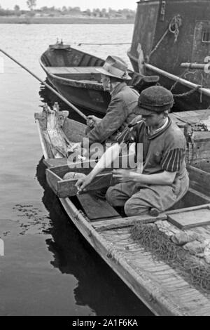 Fischer in Lebus, Brandeburgo, Deutschland, 1940er Jahre. Pescatore in Lebus, Brandeburgo, Germania, 1940s. Foto Stock