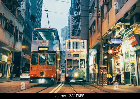 Scena serale di Kennedy Town di Hong Kong, con tram sulla strada. Foto Stock