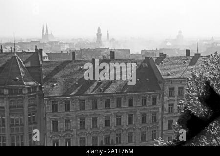 Blick auf die Pfarrkirche San Peter und Paul und das Altstadtzentrum von Görlitz, Sachsen, Deutschland, 1940er Jahre. Vista della chiesa parrocchiale di San Pietro e Paolo e il centro storico della città di Goerlitz, Sassonia, Germania, 1940s. Foto Stock