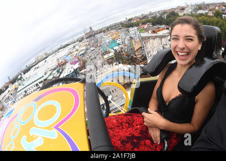 Monaco di Baviera, Germania. 26 Sep, 2019. OctobThe Wiesn Playmate 2019 Stella Stegmann giostre il looping roller coaster, l'Olimpico di looping sul Wiesn. Il più grande festival folk del mondo dura fino al 6 ottobre. Credito: Felix Hörhager/dpa/Alamy Live News Foto Stock