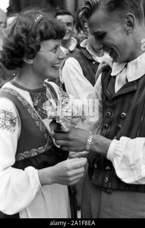 Trachtenpärchen beim Volksfest, Schleswig-Holstein, Deutschland, 1960er Jahre. Coppia tradizionale al Volksfest, Schleswig-Holstein, Germania, 1960s. Foto Stock