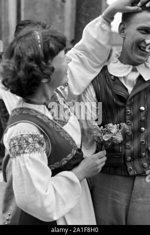 Trachtenpärchen beim Volksfest, Schleswig-Holstein, Deutschland, 1960er Jahre. Coppia tradizionale al Volksfest, Schleswig-Holstein, Germania, 1960s. Foto Stock