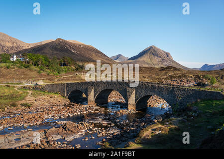 Il ponte Sligachan sull'Isola di Skye in Scozia Foto Stock