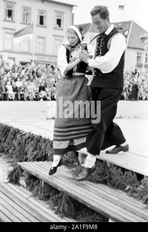 Trachtenpärchen beim Volksfest, Schleswig-Holstein, Deutschland, 1960er Jahre. Coppia tradizionale al Volksfest, Schleswig-Holstein, Germania, 1960s. Foto Stock