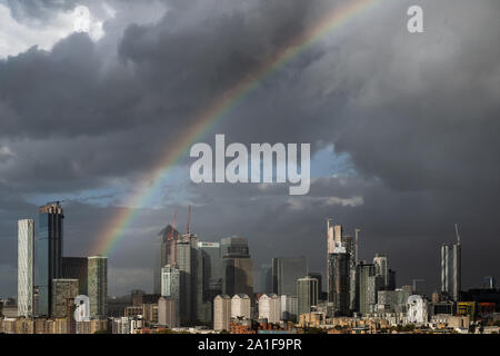 Londra, Regno Unito. 26 Settembre, 2019. Regno Unito: Meteo una massiccia rainbow rompe su Isle of Dogs quartiere finanziario nella parte est di Londra dopo un breve acquazzone. Credito: Guy Corbishley/Alamy Live News Foto Stock