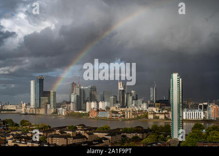 Londra, Regno Unito. 26 Settembre, 2019. Regno Unito: Meteo una massiccia rainbow rompe su Isle of Dogs quartiere finanziario nella parte est di Londra dopo un breve acquazzone. Credito: Guy Corbishley/Alamy Live News Foto Stock