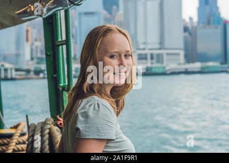 Giovane donna su un traghetto in Hong Kong. Foto Stock