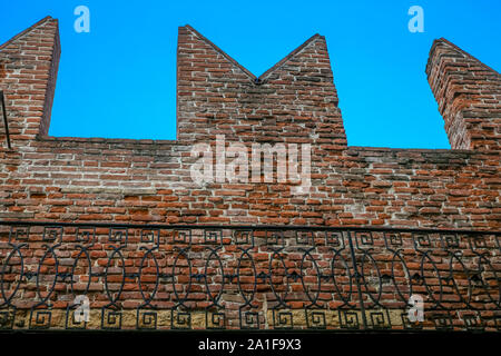 Verona (Italia) - dettaglio delle mura della città Foto Stock