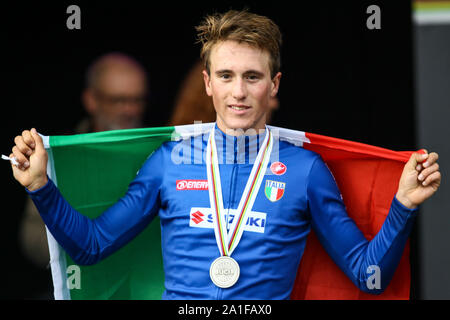 Harrogate, Regno Unito. Il 26 settembre 2019. Alessio Martinelli di Italia prende di argento nel 2019 UCI Road World Championships Mens Junior la gara su strada. Settembre 26, 2019 Dan-Cooke credito/Alamy Live News Foto Stock