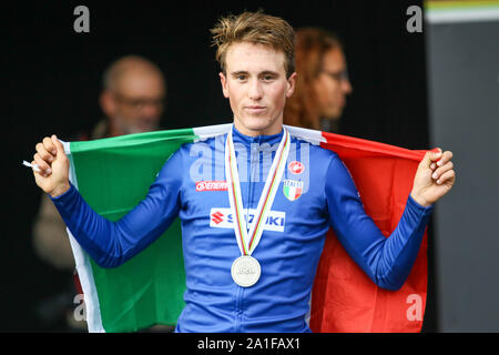 Harrogate, Regno Unito. Il 26 settembre 2019. Alessio Martinelli di Italia prende di argento nel 2019 UCI Road World Championships Mens Junior la gara su strada. Settembre 26, 2019 Dan-Cooke credito/Alamy Live News Foto Stock