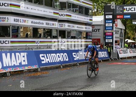 Harrogate, Regno Unito. Il 26 settembre 2019. Alessio Martinelli di Italia prende d'argento con un tempo di 3:39:00 2019 UCI Road World Championships Mens Junior la gara su strada. Settembre 26, 2019 Dan-Cooke credito/Alamy Live News Foto Stock