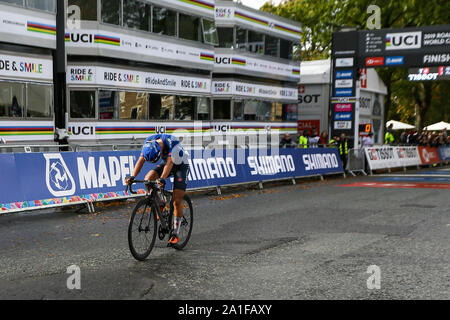 Harrogate, Regno Unito. Il 26 settembre 2019. Alessio Martinelli di Italia prende d'argento con un tempo di 3:39:00 2019 UCI Road World Championships Mens Junior la gara su strada. Settembre 26, 2019 Dan-Cooke credito/Alamy Live News Foto Stock