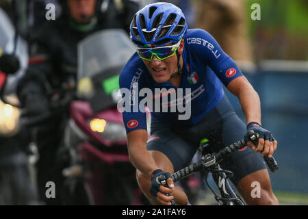 Harrogate, Regno Unito. Il 26 settembre 2019. Alessio Martinelli dell'Italia il suo penultimo giro prima che egli ha preso la medaglia d argento con un tempo di 3:39:00 nel 2019 UCI Road World Championships Mens Junior la gara su strada. Settembre 26, 2019 Dan-Cooke credito/Alamy Live News Foto Stock