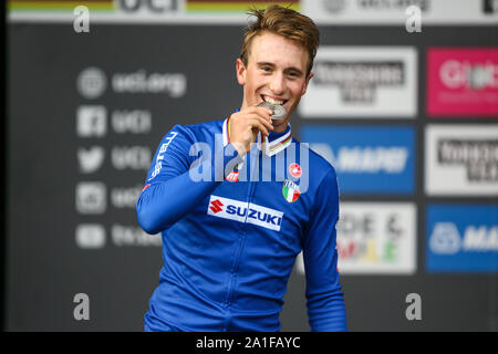 Harrogate, Regno Unito. Il 26 settembre 2019. Alessio Martinelli di Italia prende di argento nel 2019 UCI Road World Championships Mens Junior la gara su strada. Settembre 26, 2019 Dan-Cooke credito/Alamy Live News Foto Stock