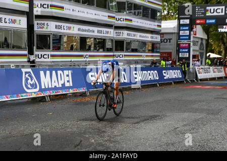 Harrogate, Regno Unito. Il 26 settembre 2019. Alessio Martinelli di Italia prende d'argento con un tempo di 3:39:00 2019 UCI Road World Championships Mens Junior la gara su strada. Settembre 26, 2019 Dan-Cooke credito/Alamy Live News Foto Stock