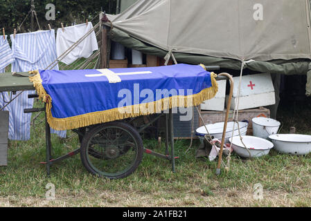 Coperchio del feretro in un campo militare accampamento ospedale Foto Stock