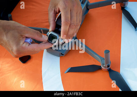 Close-up di un uomo preparare un drone a volare. Foto Stock