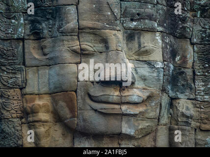 Volto scolpito a Angkor Wat, importante punto di riferimento storico della Cambogia Foto Stock