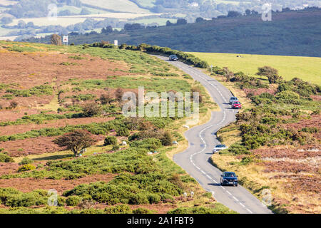 Guardando verso il basso dalla Whitstone Post sulla A39 nella parte superiore della collina Porlock, Somerset REGNO UNITO Foto Stock