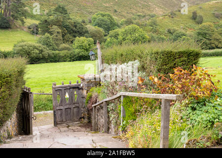 Parco Nazionale di Exmoor - La vista dalla porta di Santa Maria Vergine Chiesa di Osono, Somerset REGNO UNITO - La Chiesa fu resa famosa dalla sua citazione in Lorna Doone Foto Stock
