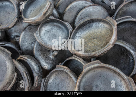Ceramiche impilate fabbricato teglie di argilla Foto Stock