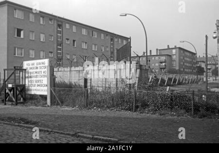 Grenze des amerikanischen Sektors nahe der Treptower Straße a Berlino, Deutschland 1962. Confine del settore americano nei pressi di Treptower street a Berlino, Germania 1962. Foto Stock