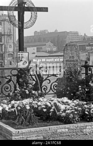 Gedenkstätte für einen unbekannten Flüchtling aus der DDR am Kiehlufer a Berlino, Deutschland 1962. Memorial per il rifugiato sconosciuto dalla RDT a Kiehlufer street a Berlino, Germania 1962. Foto Stock