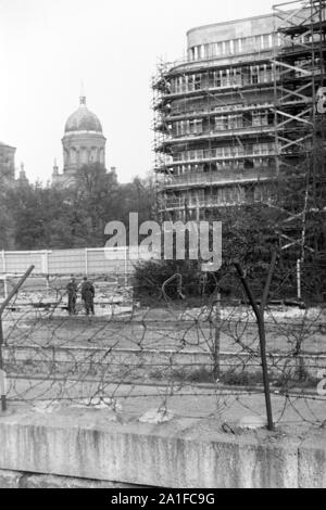 Blick über die Berliner Mauer am Bethaniendamm auf die Sankt Michael Kirche, Deutschland 1962. Vista sul muro di Berlino per il Saint Michael Church a Berlino, Germania 1962. Foto Stock