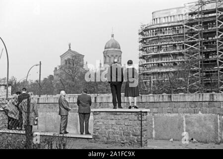 Blick über die Berliner Mauer am Bethaniendamm auf die Sankt Michael Kirche, Deutschland 1962. Vista sul muro di Berlino per il Saint Michael Church a Berlino, Germania 1962. Foto Stock