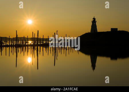 Il sole scende su di una tranquilla serata chiara a Mulholland luce su Campobello Island. Nikon Z 7, Z NIKKOR 24-70mm f/4 lente S @ 58mm, f/22, ISO 64, 1/40 Foto Stock