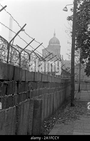 Berliner Mauer am Bethaniendamm mit Blick auf die Sankt Michael Kirche, Deutschland 1962. Muro di Berlino a Bethaniendamm con vista al Saint Michael Church, Germania 1962. Foto Stock