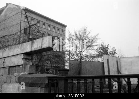 Sichtschutz an der Grenze des amerikanischen Sektors in Berlino, Deutschland 1962. Ciechi al confine del settore americano di Berlino in Germania 1962. Foto Stock