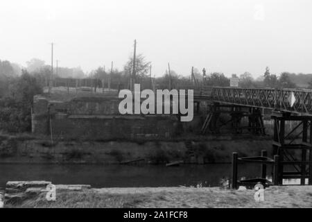 Grenze des amerikanischen Sektors un einem Kanal a Berlino, Deutschland 1962. Confine del settore americano da un canale a Berlino, Germania 1962. Foto Stock